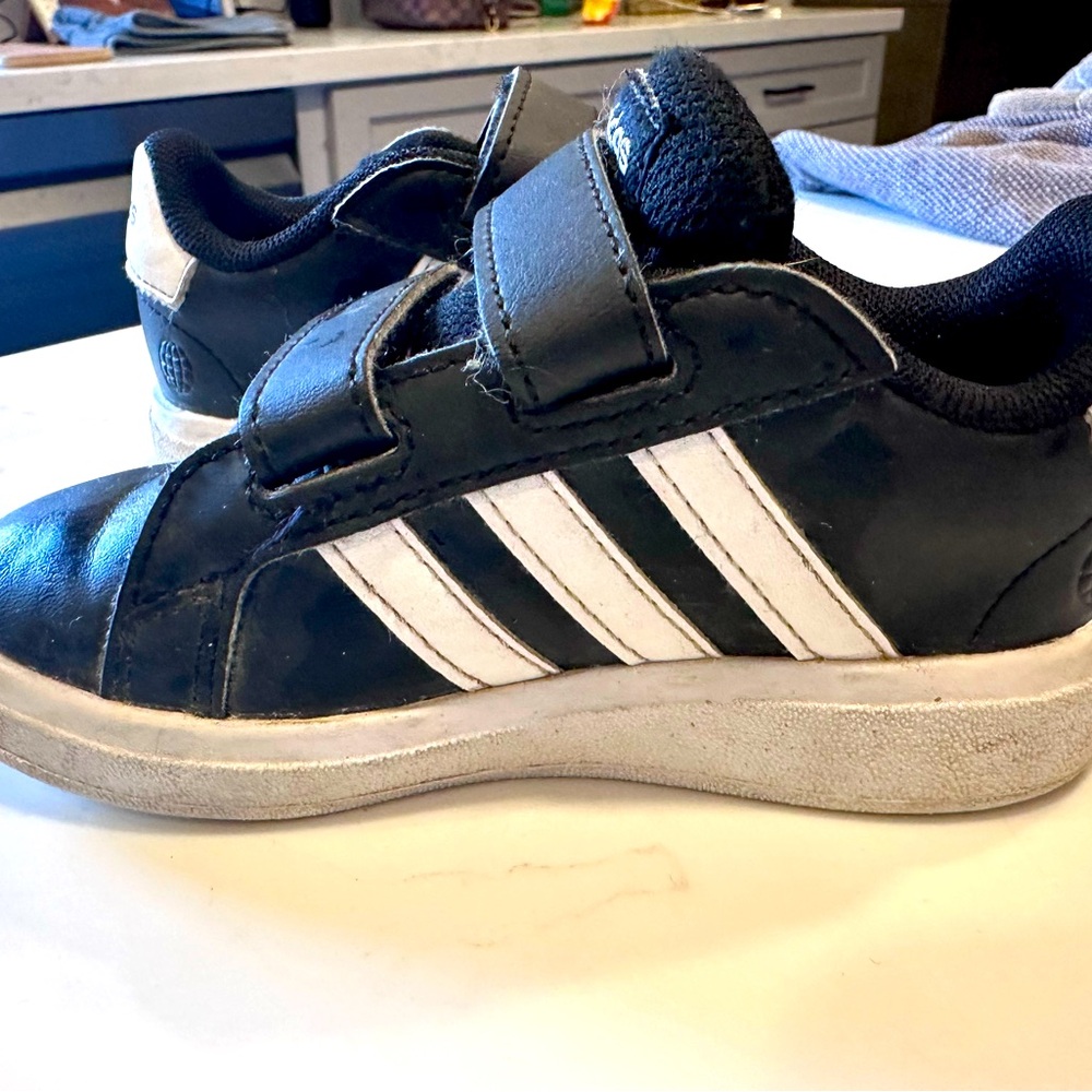 Adidas GRAND COURT HOOK AND LOOP SHOES
Toddler size 7 , barely worn